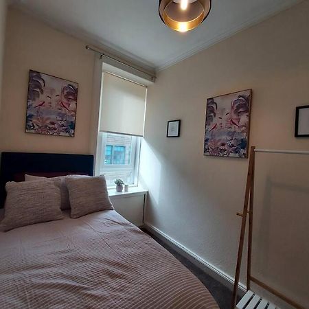 Lovely 2 Bedroom Apartment In The Centre Of Hawick Exterior photo