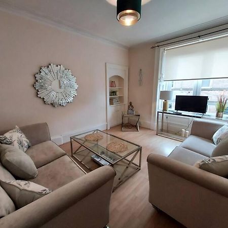 Lovely 2 Bedroom Apartment In The Centre Of Hawick Exterior photo